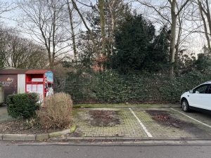 Weitere zwei Parkplätze am Friedhof in Sindorf